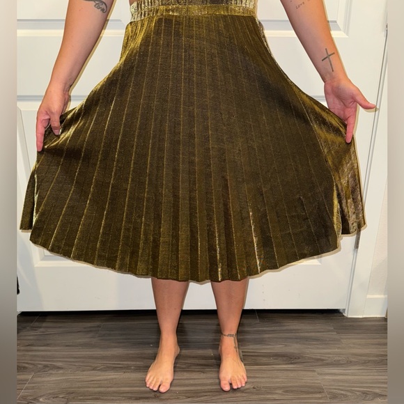 Elegant Gold and Black Pleated Skirt - Picture 3 of 4